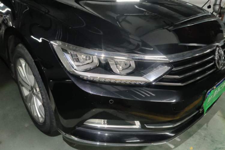 Used Volkswagen Magotan 2017 330TSI DSG Luxury Model Right Front Headlight