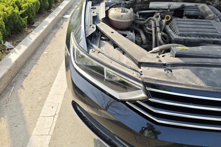 Used Volkswagen Magotan 2017 280TSI DSG Comfort Model Right Front Headlight