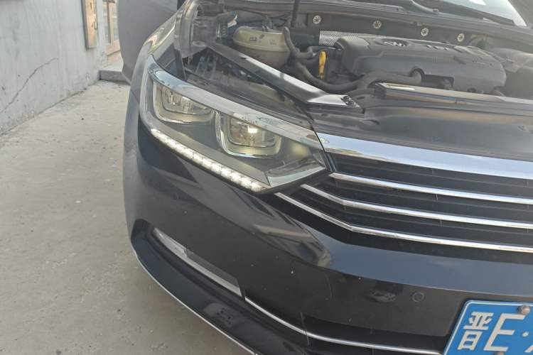 Used Volkswagen Magotan 2017 330TSI DSG Luxury Model Right Front Headlight