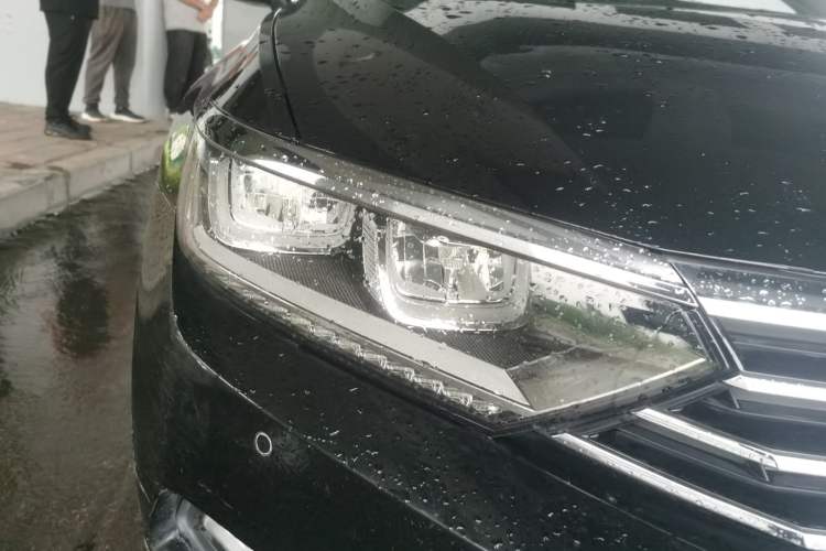 Used Volkswagen Magotan 2017 330TSI DSG Luxury Model Right Front Headlight
