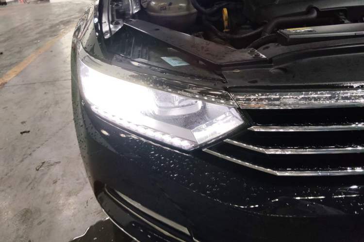 Used Volkswagen Magotan 2017 330TSI DSG Luxury Model Right Front Headlight