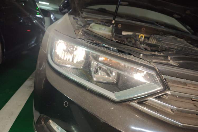 Used Volkswagen Magotan 2017 280TSI DSG Comfort Model Right Front Headlight