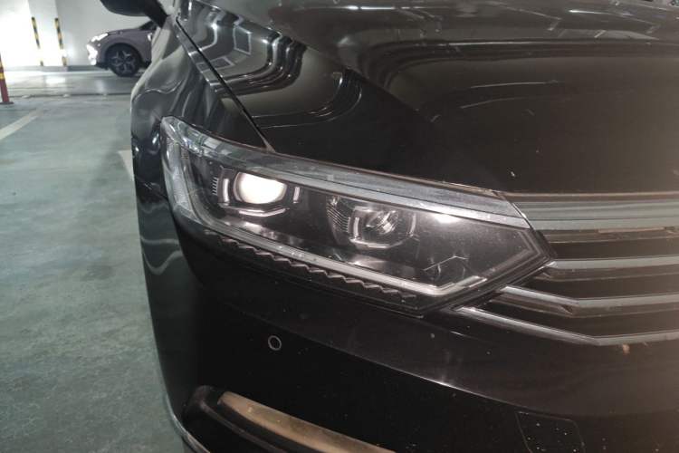 Used Volkswagen Magotan 2017 330TSI DSG Luxury Model Right Front Headlight