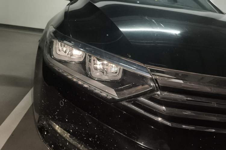 Used Volkswagen Magotan 2017 330TSI DSG Luxury Model Right Front Headlight