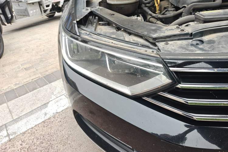 Used Volkswagen Magotan 2017 330TSI DSG Leading Model Right Front Headlight