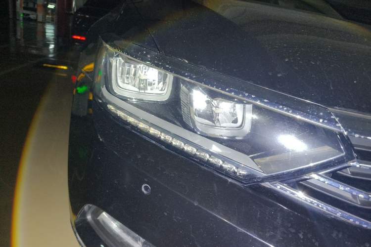 Used Volkswagen Magotan 2017 330TSI DSG Luxury Model Right Front Headlight