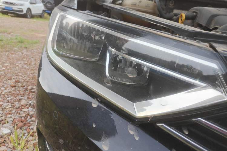 Used Volkswagen Magotan 2017 330TSI DSG Comfort Model Right Front Headlight