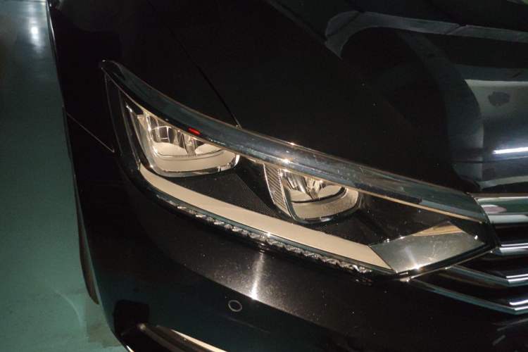 Used Volkswagen Magotan 2017 330TSI DSG Luxury Model Right Front Headlight