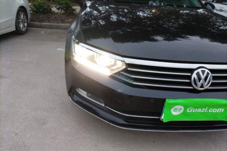 Used Volkswagen Magotan 2017 330TSI DSG Luxury Model Right Front Headlight