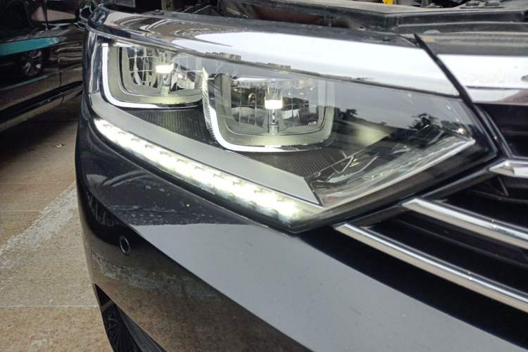 Used Volkswagen Magotan 2017 330TSI DSG Luxury Model Right Front Headlight