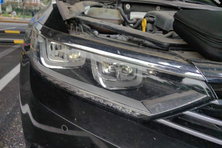 Used Volkswagen Magotan 2017 330TSI DSG Luxury Model Right Front Headlight