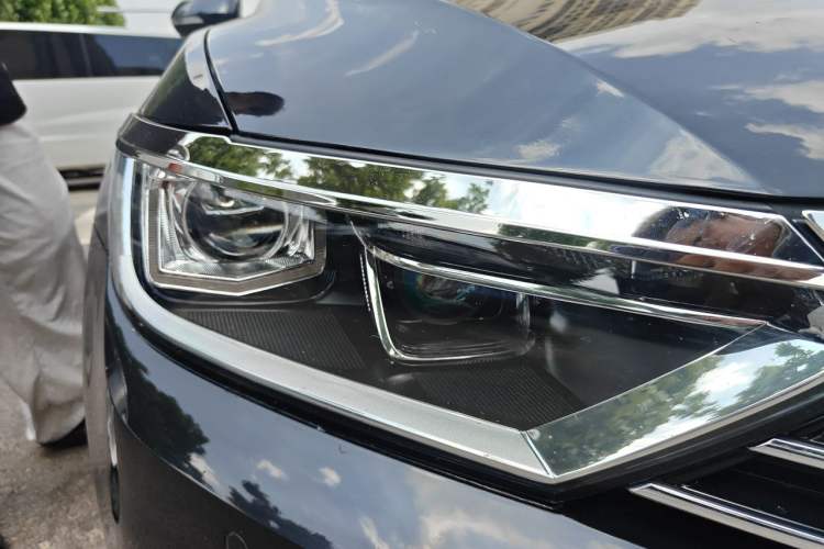 Used Volkswagen Magotan 2017 330TSI DSG Leading Model Right Front Headlight