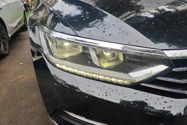 Used Volkswagen Magotan 2017 330TSI DSG Luxury Model Right Front Headlight