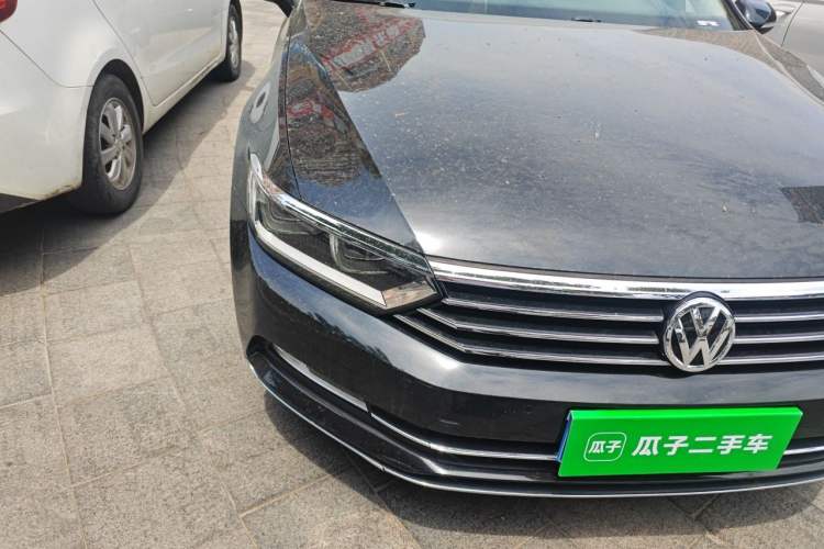 Used Volkswagen Magotan 2017 330TSI DSG Luxury Model Right Front Headlight