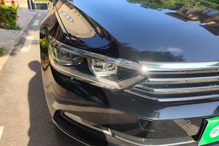 Used Volkswagen Magotan 2017 330TSI DSG Luxury Model Right Front Headlight