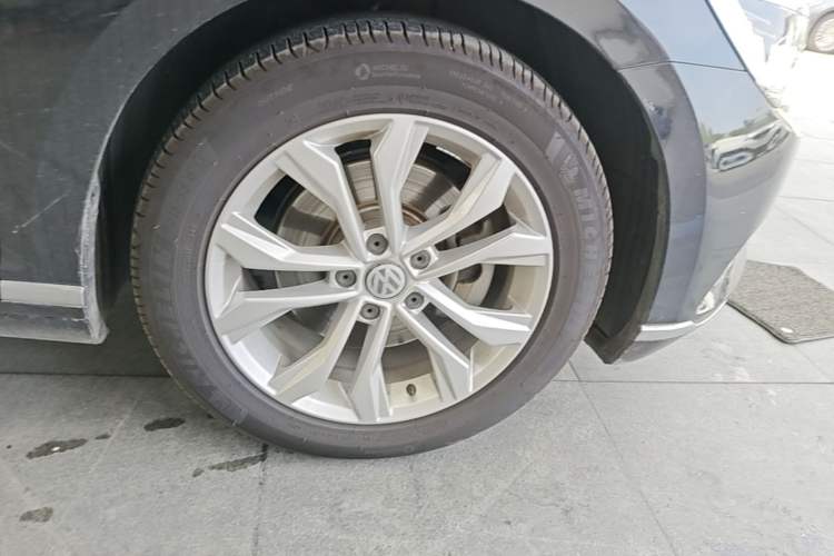 Used Volkswagen Magotan 2017 330TSI DSG Luxury Model Right Front Wheel Hub