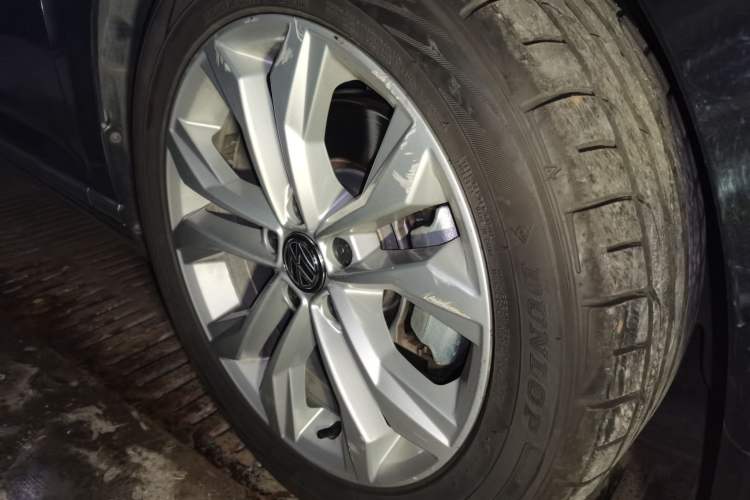 Used Volkswagen Magotan 2017 330TSI DSG Luxury Model Right Front Wheel Hub