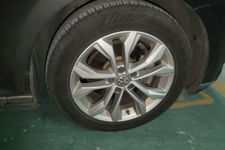 Used Volkswagen Magotan 2017 330TSI DSG Luxury Model Right Front Wheel Hub