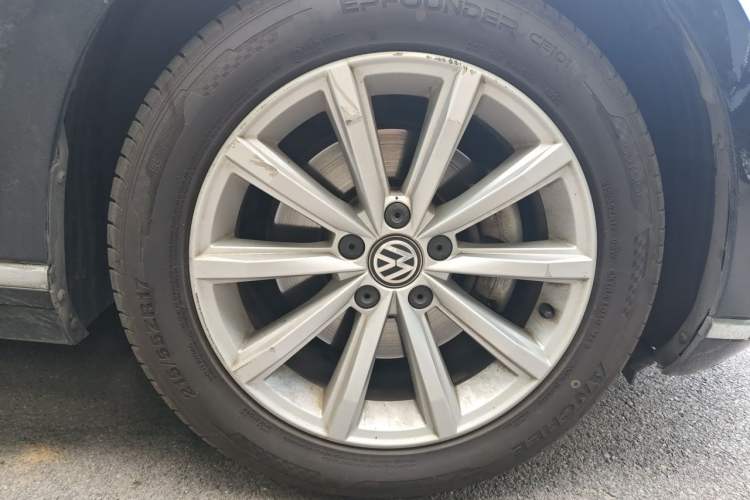 Used Volkswagen Magotan 2017 330TSI DSG Leading Model Right Front Wheel Hub