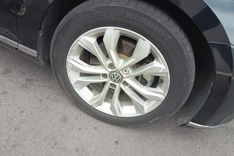 Used Volkswagen Magotan 2017 330TSI DSG Luxury Model Right Front Wheel Hub