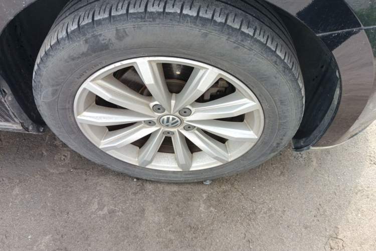 Used Volkswagen Magotan 2017 330TSI DSG Luxury Model Right Front Wheel Hub