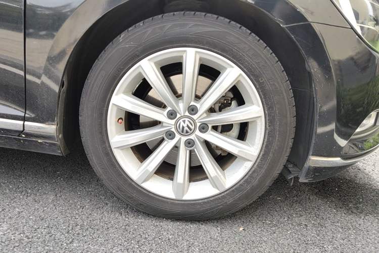 Used Volkswagen Magotan 2017 330TSI DSG Leading Model Right Front Wheel Hub
