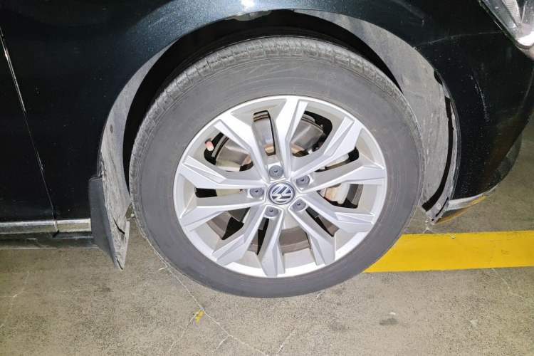 Used Volkswagen Magotan 2017 330TSI DSG Luxury Model Right Front Wheel Hub