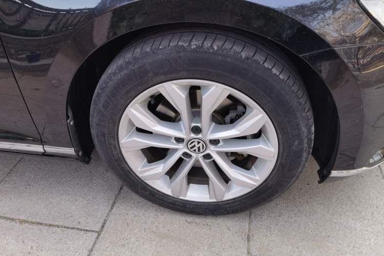 Used Volkswagen Magotan 2017 380TSI DSG Luxury Model Right Front Wheel Hub