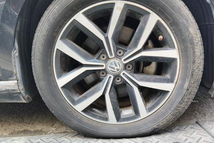 Used Volkswagen Magotan 2017 330TSI DSG Luxury Model Right Front Wheel Hub