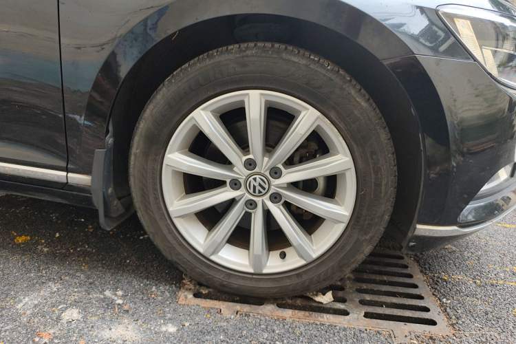 Used Volkswagen Magotan 2017 330TSI DSG Luxury Model Right Front Wheel Hub