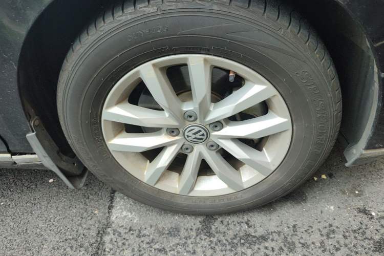 Used Volkswagen Magotan 2017 280TSI DSG Comfort Model Right Front Wheel Hub