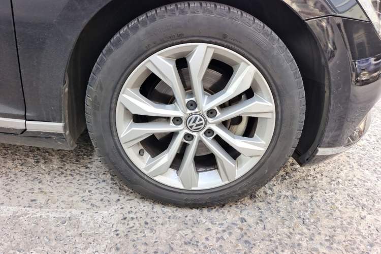 Used Volkswagen Magotan 2017 330TSI DSG Luxury Model Right Front Wheel Hub