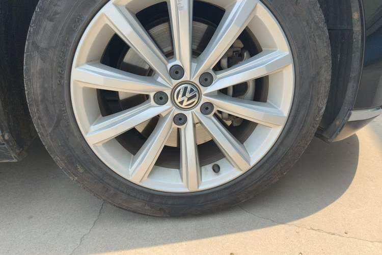 Used Volkswagen Magotan 2017 330TSI DSG Leading Model Right Front Wheel Hub