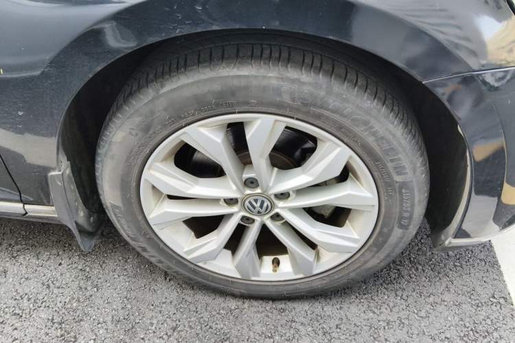 Used Volkswagen Magotan 2017 330TSI DSG Luxury Model Right Front Wheel Hub