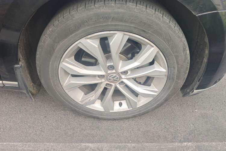 Used Volkswagen Magotan 2017 330TSI DSG Luxury Model Right Front Wheel Hub