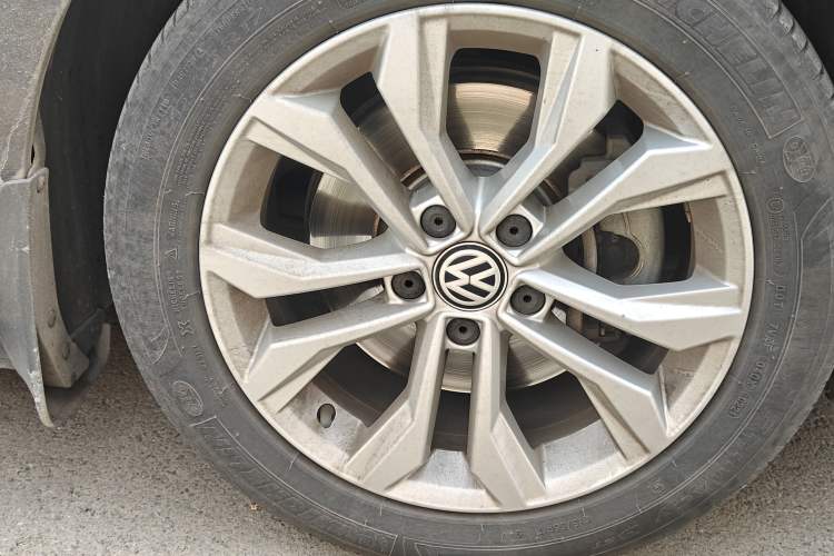 Used Volkswagen Magotan 2017 380TSI DSG Luxury Model Right Front Wheel Hub