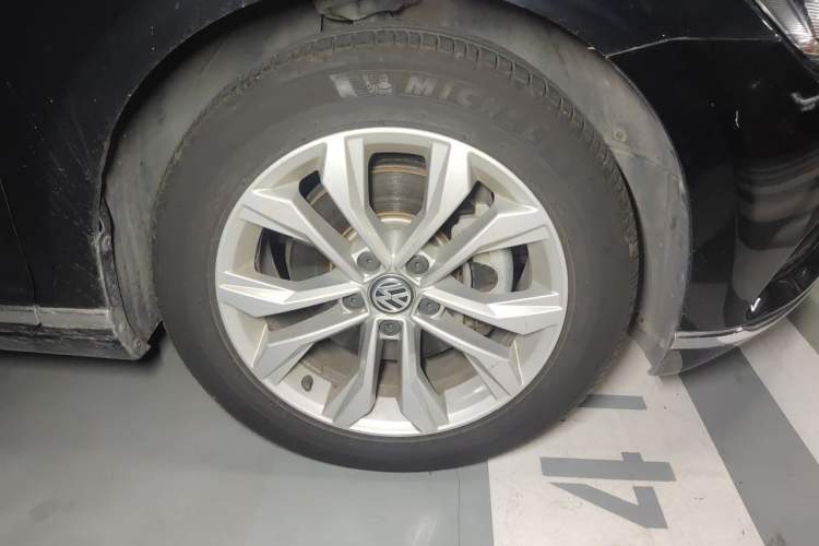 Used Volkswagen Magotan 2017 330TSI DSG Luxury Model Right Front Wheel Hub