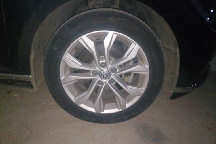 Used Volkswagen Magotan 2017 330TSI DSG Luxury Model Right Front Wheel Hub