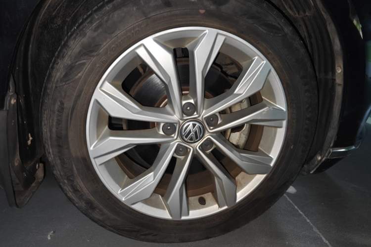 Used Volkswagen Magotan 2017 330TSI DSG Luxury Model Right Front Wheel Hub