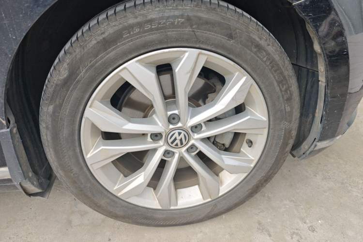 Used Volkswagen Magotan 2017 330TSI DSG Luxury Model Right Front Wheel Hub
