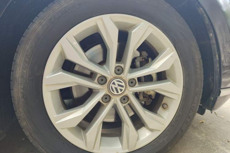 Used Volkswagen Magotan 2017 330TSI DSG Luxury Model Right Front Wheel Hub