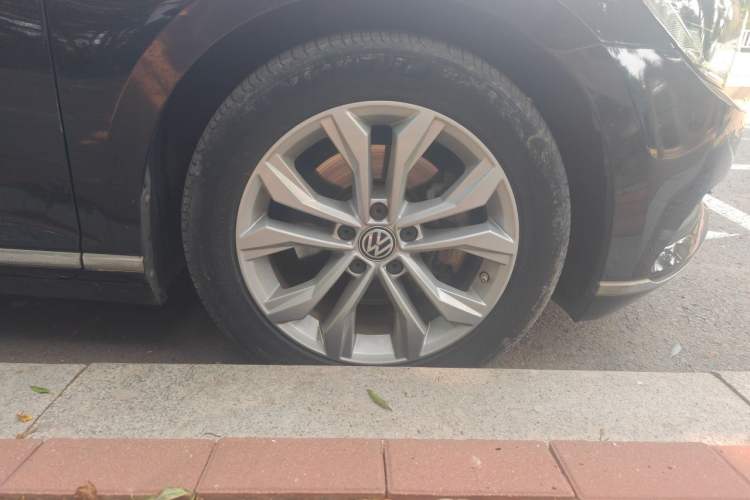 Used Volkswagen Magotan 2017 330TSI DSG Luxury Model Right Front Wheel Hub