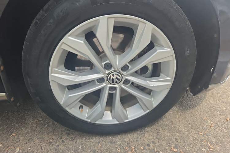 Used Volkswagen Magotan 2017 330TSI DSG Luxury Model Right Front Wheel Hub