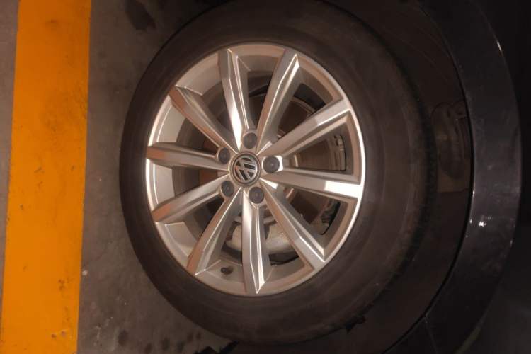 Used Volkswagen Magotan 2017 330TSI DSG Leading Model Right Front Wheel Hub