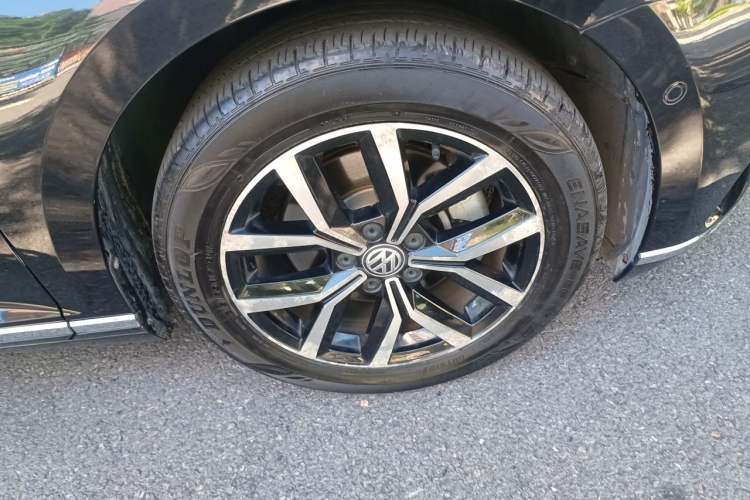 Used Volkswagen Magotan 2017 330TSI DSG Luxury Model Right Front Wheel Hub