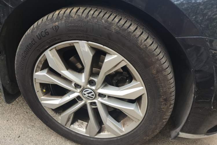 Used Volkswagen Magotan 2017 330TSI DSG Luxury Model Right Front Wheel Hub