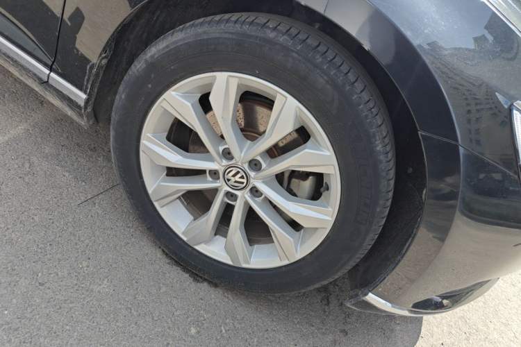 Used Volkswagen Magotan 2017 330TSI DSG Luxury Model Right Front Wheel Hub