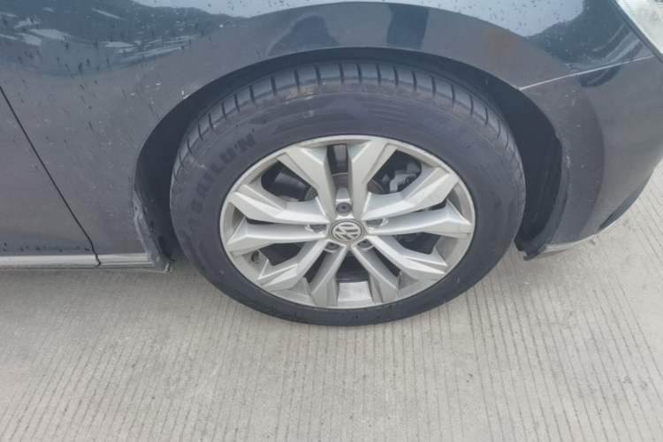 Used Volkswagen Magotan 2017 330TSI DSG Luxury Model Right Front Wheel Hub