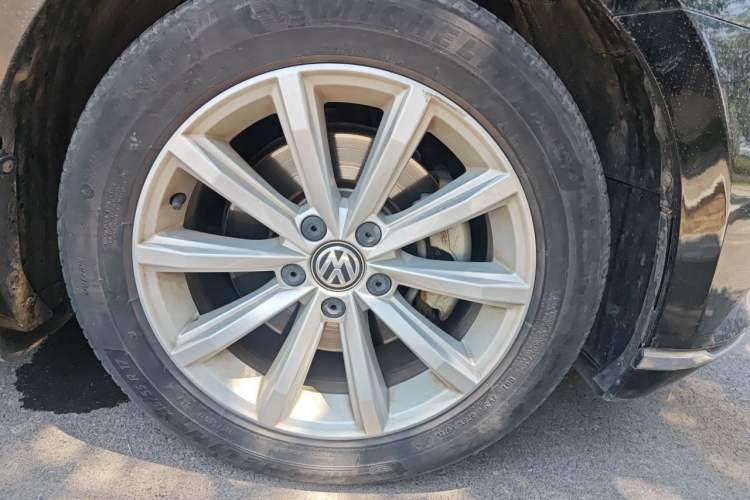 Used Volkswagen Magotan 2017 330TSI DSG Leading Model Right Front Wheel Hub