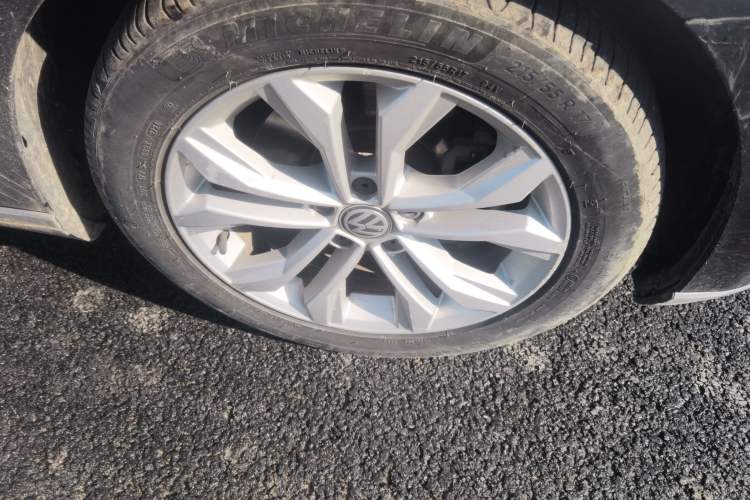 Used Volkswagen Magotan 2017 330TSI DSG Luxury Model Right Front Wheel Hub